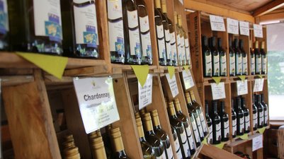 Weinflaschen im Verkaufsstand